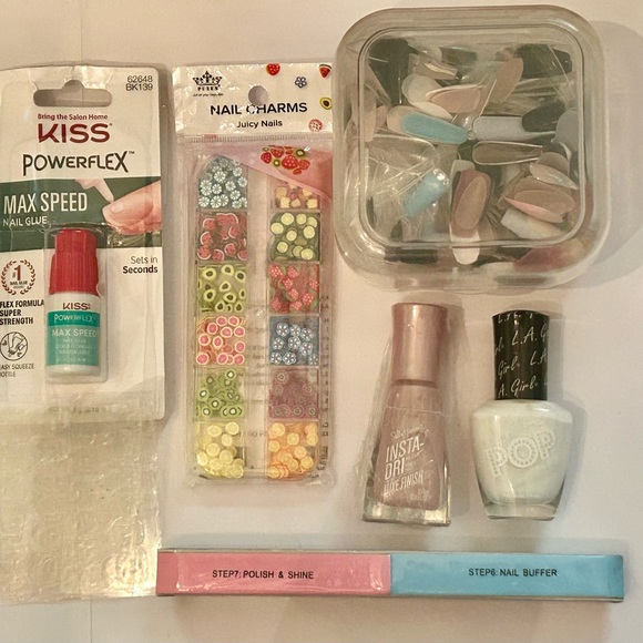 NWT NAIL SET- 300+ NAILS, 2 POLISHES, 6 SIDED FILE , SET OF NAIL CHARMS! - Picture 1 of 12